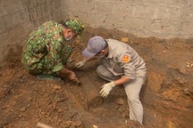 Cả một hầm bom đạn ẩn mình hàng chục năm dưới nền nhà dân