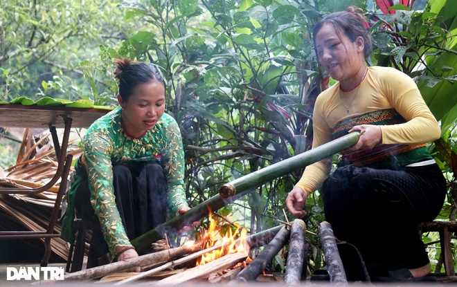 Độc đáo món cơm đồ trong ống nứa, mang hơi thở của núi rừng - 5