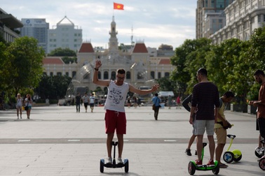 Khách Tây thích thú chơi xe điện trên phố đi bộ Sài Gòn