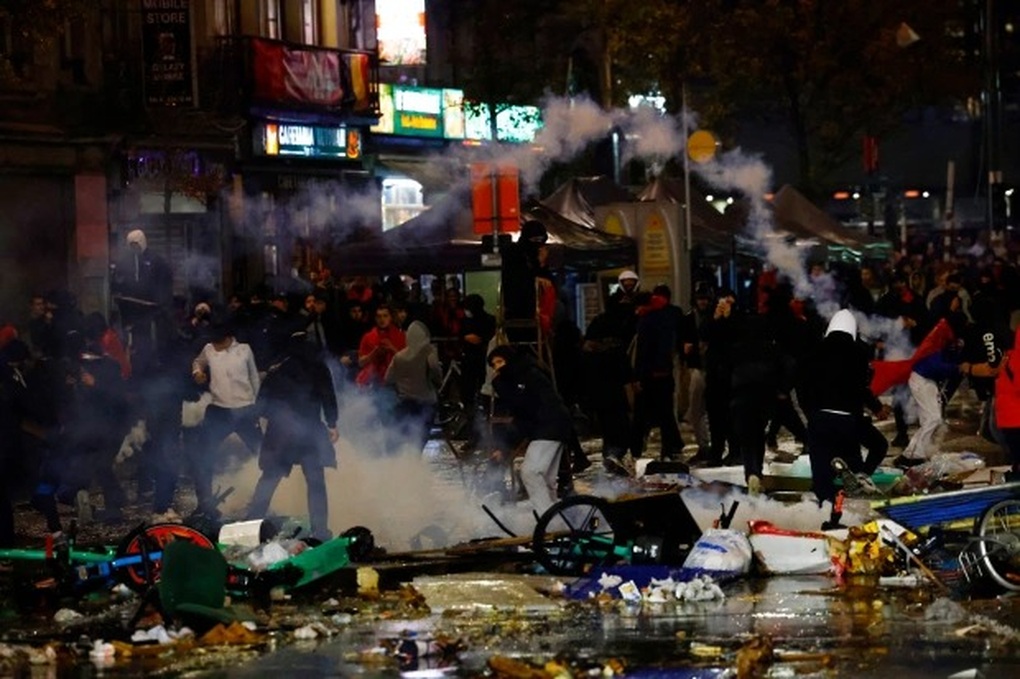 Bạo loạn kinh hoàng tại Brussels sau trận thua của Bỉ ở World Cup - 3 Bạo loạn kinh hoàng tại Brussels sau trận thua của Bỉ ở World Cup - 3