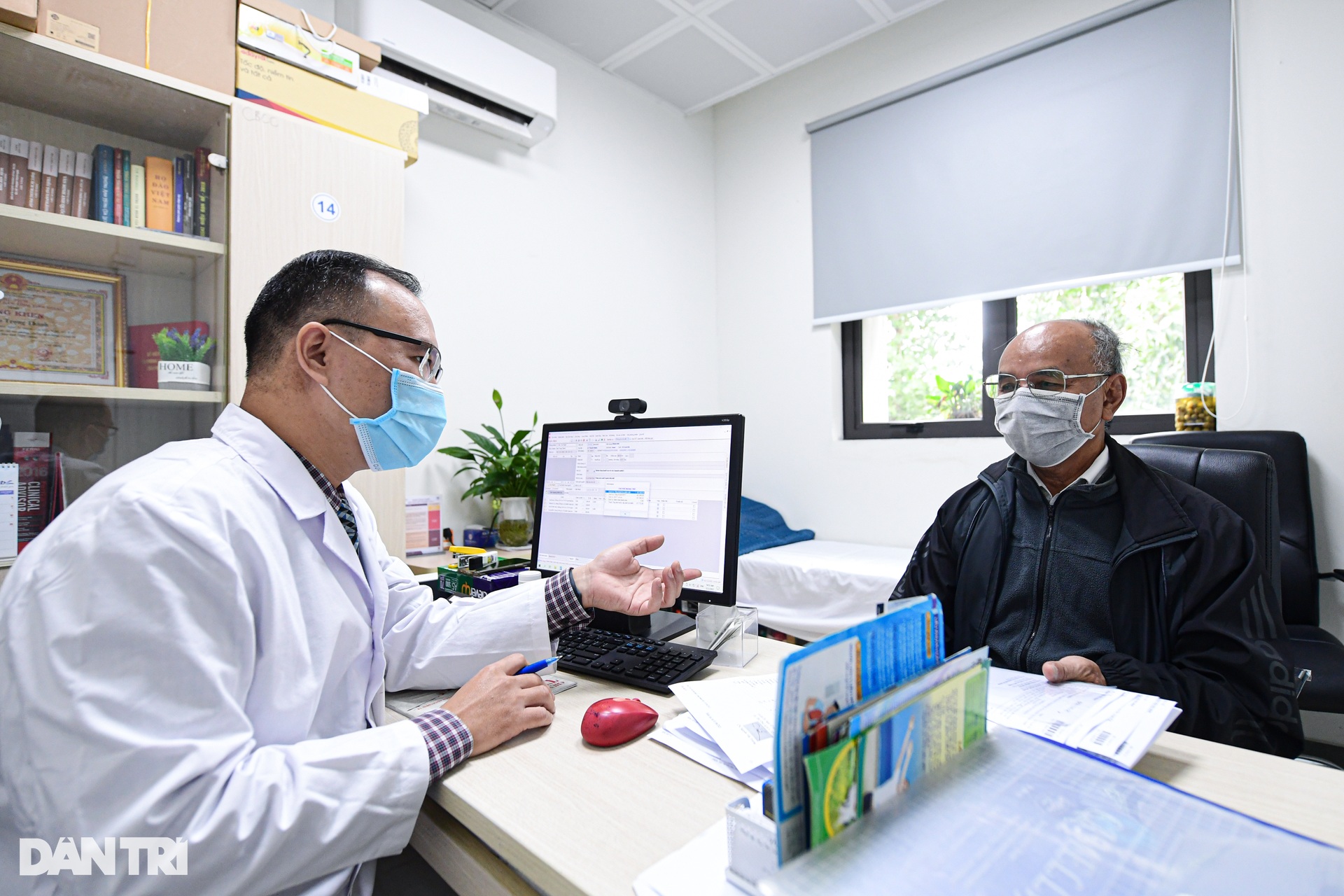 Hà Nội: Trời rét đột ngột, nhiều người già phải vào viện vì bệnh hô hấp - 12 Hà Nội: Trời rét đột ngột, nhiều người già phải vào viện vì bệnh hô hấp - 12