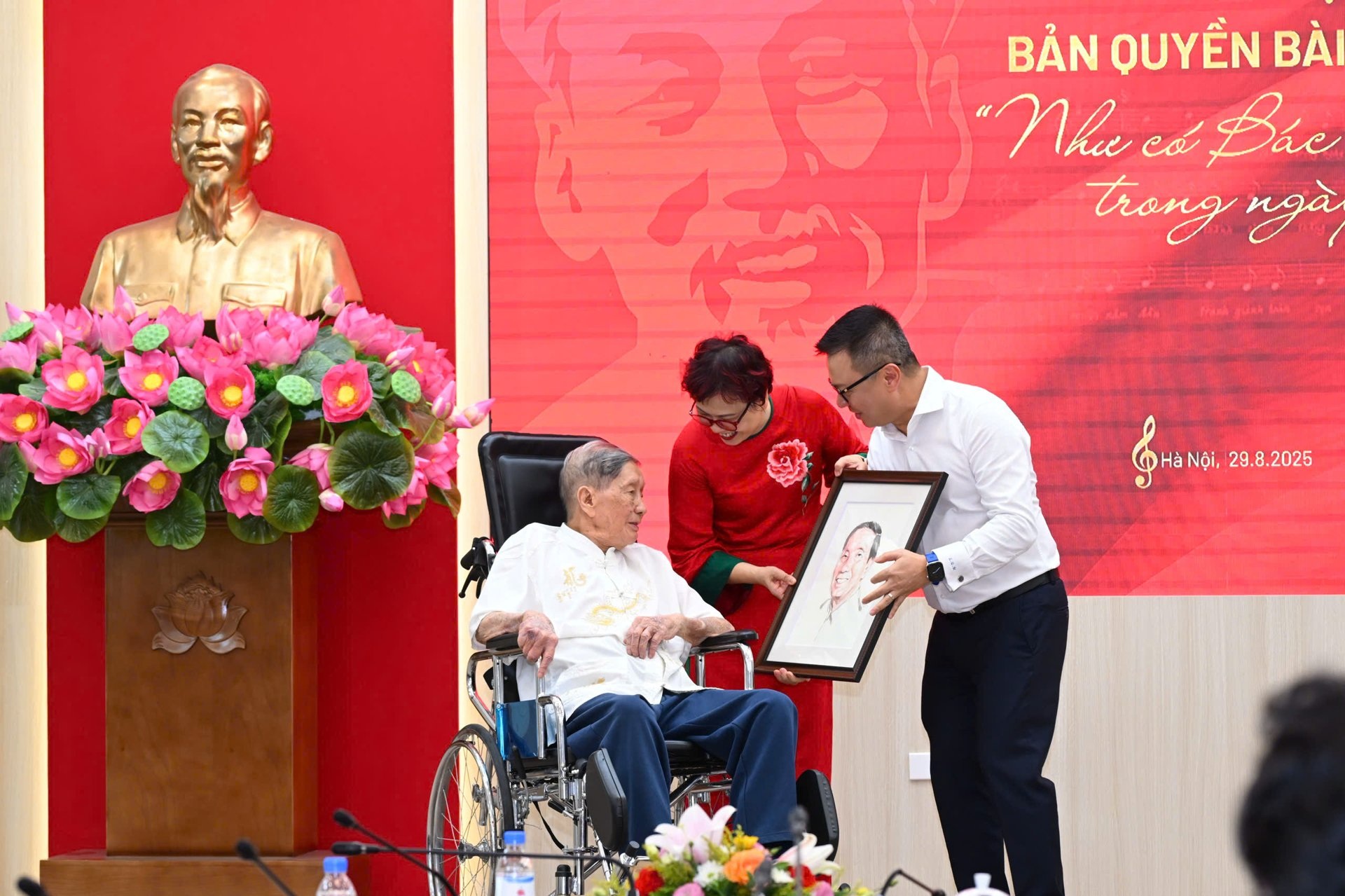 Nhạc sĩ Phạm Tuyên tặng “Như có Bác trong ngày đại thắng” cho Báo Nhân Dân - 3