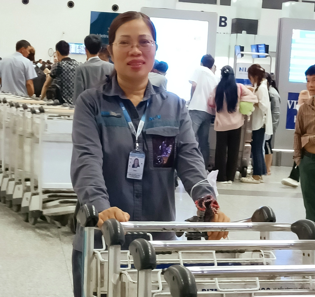 Khách bỏ quên túi hàng hiệu chứa 8.000 euro tại Nội Bài - 1 Khách bỏ quên túi hàng hiệu chứa 8.000 euro tại Nội Bài - 1