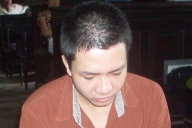 Tăng án tù đối với bị cáo xù nợ lại còn “múa” dao đâm người