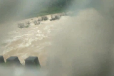 Cầu Nước Là đường lên xã Trà Don bị ngập, nước chảy xiết