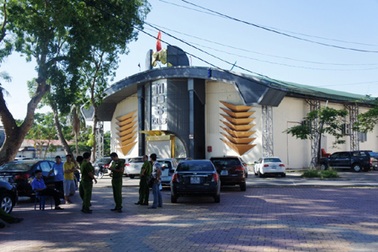 Phá tụ điểm ăn chơi thác loạn lớn nhất đất Cảng: Chuyện chưa kể