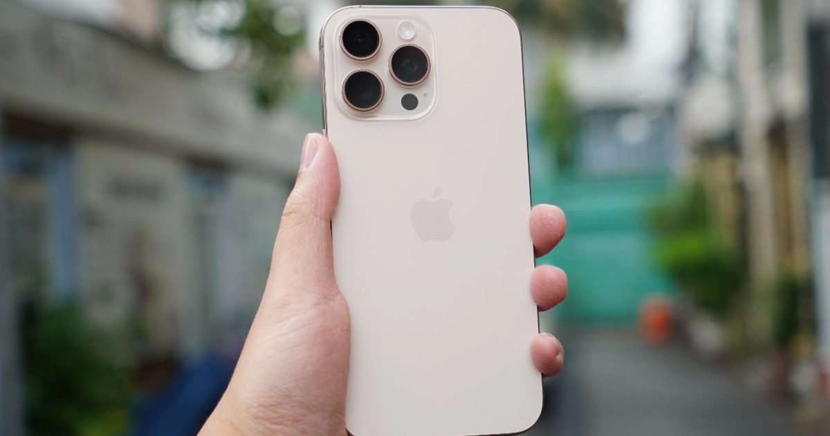 Trên iPhone 16 Pro Max, Apple đã bổ sung một tính năng mới, cho phép người dùng quay video 4K Dolby Vision tốc độ 120fps ở chế độ video hoặc slo-mo. Người dùng cũng có thể điều chỉnh tốc độ phát lại để phù hợp với nhu cầu. Ngoài ra, iPhone 16 Pro Max còn tích hợp tính năng chỉ thu giọng nói của những người trong khung hình camera, ngay cả khi người ở ngoài khung hình đang nói chuyện trong lúc quay phim.