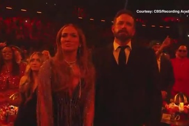Vẻ mặt của Ben Affleck khi tháp tùng Jennifer Lopez đi dự Grammy gây sốt