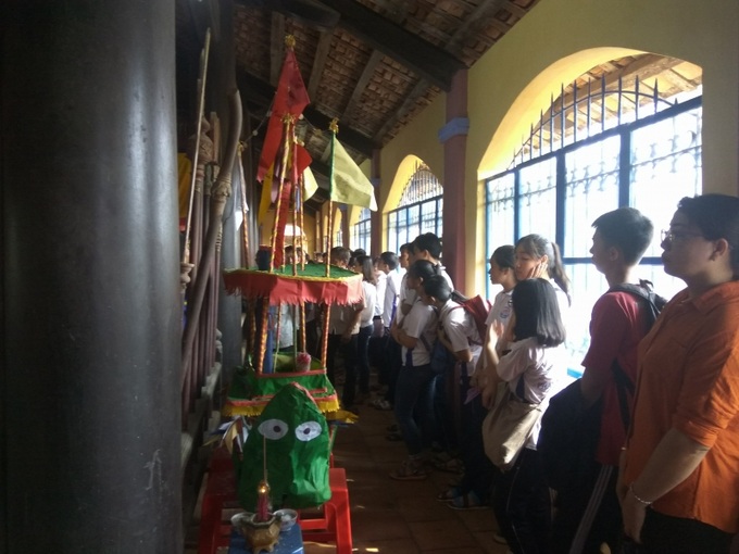 Học sinh Trường Trung học Phan Thanh Giản – Ba Tri trải nghiệm lễ Kỳ Yên ở đình Phú Lễ.