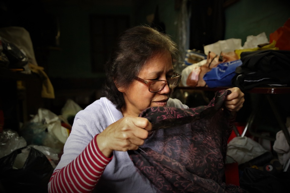 Người phụ nữ 42 năm làm nghề vá kỷ niệm giữa lòng Hà Thành - 8 Người phụ nữ 42 năm làm nghề vá kỷ niệm giữa lòng Hà Thành - 8
