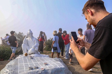 Đỉnh Bàn Cờ "hot", khách ùn ùn đến chụp ảnh sau khi Bill Gates ghé thăm