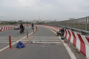 2 người đàn ông nằm bất động trên cầu vượt