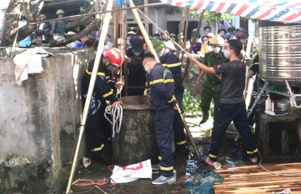 1 giờ chật vật trục vớt thi thể 2 bố con tử vong dưới giếng - 1 1 giờ chật vật trục vớt thi thể 2 bố con tử vong dưới giếng - 1