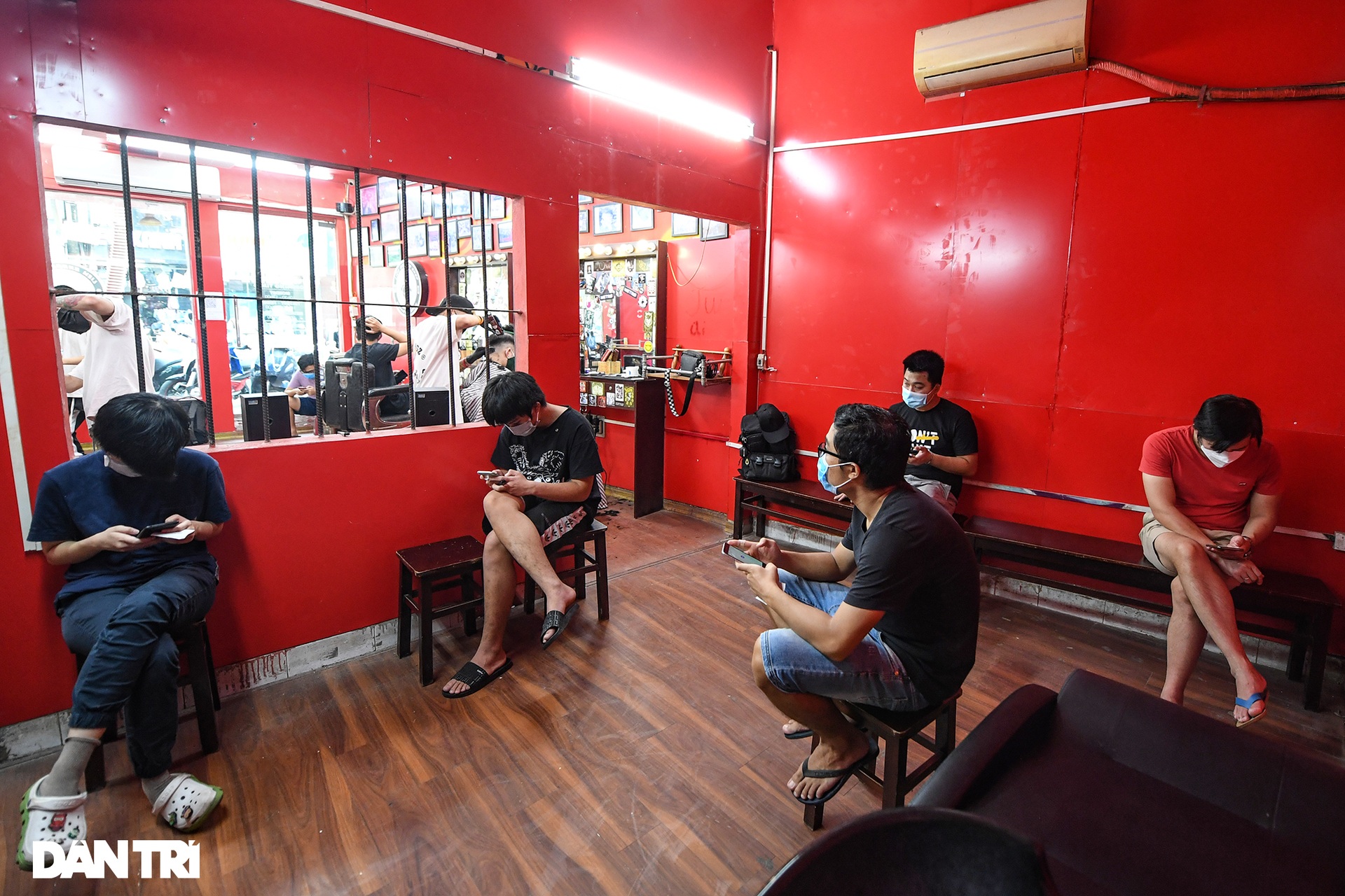 Người dân ở Hà Nội đổ xô đi cắt tóc sau 2 tháng giãn cách xã hội - 7 Người dân ở Hà Nội đổ xô đi cắt tóc sau 2 tháng giãn cách xã hội - 7