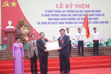 Trường Đại học Phạm Văn Đồng đón nhận Huân chương Lao động hạng Nhất
