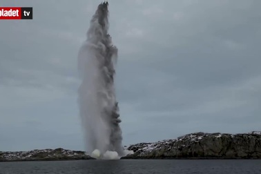 Khoảnh khắc Na Uy cho nổ tung tàu chiến nửa tỷ USD bị chìm vì đâm phải tàu dầu