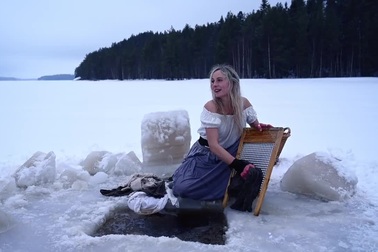 Cô gái giặt quần áo giữa hồ băng ở Bắc Âu