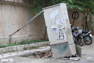 Cận cảnh hàng chục bốt điện "chống nạng", nằm giữa đường... chờ giải cứu