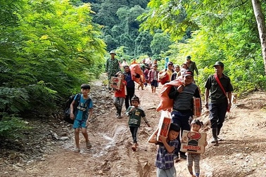 Sơ tán hàng trăm hộ dân đến khu lán trại tập trung