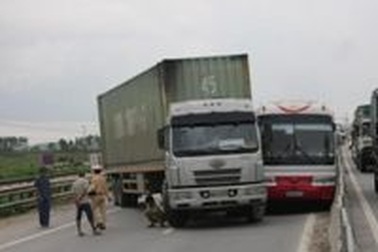 Xe khách bị xe container ép chặt, hành khách phá kính thoát thân