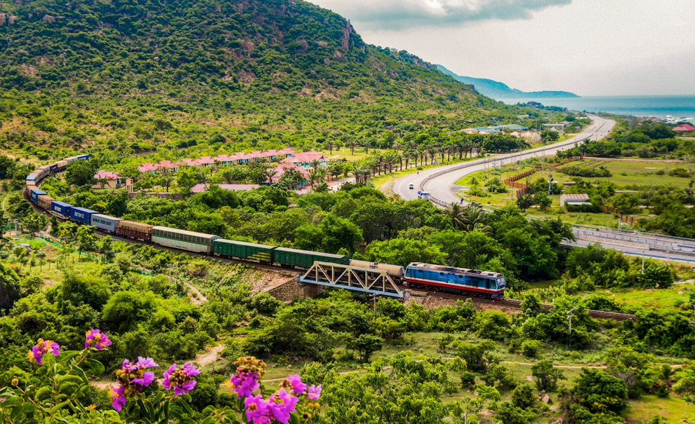 Lý do tàu Thống Nhất Việt Nam gây sốt, lọt Top hành trình tàu hỏa đẹp nhất? - 1 Lý do tàu Thống Nhất Việt Nam gây sốt, lọt Top hành trình tàu hỏa đẹp nhất? - 1