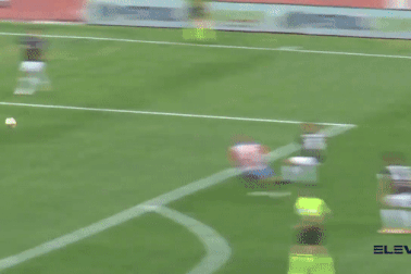 Thủ môn đen đủi đốt lưới nhà trong tình huống khó đỡ