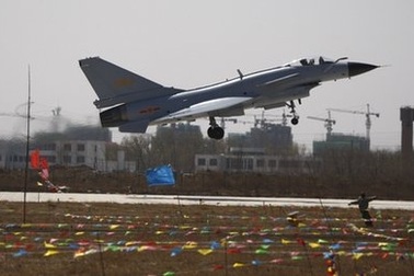 Trung Quốc “khoe” chiến đấu cơ tự chế J-10