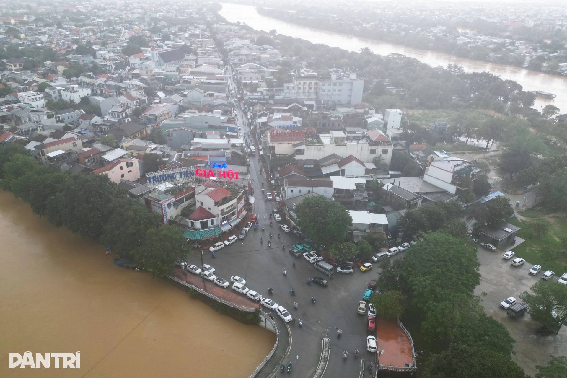 Nhiều ngôi làng ở Huế lại bị nước lũ nhấn chìm - 13 Nhiều ngôi làng ở Huế lại bị nước lũ nhấn chìm - 13