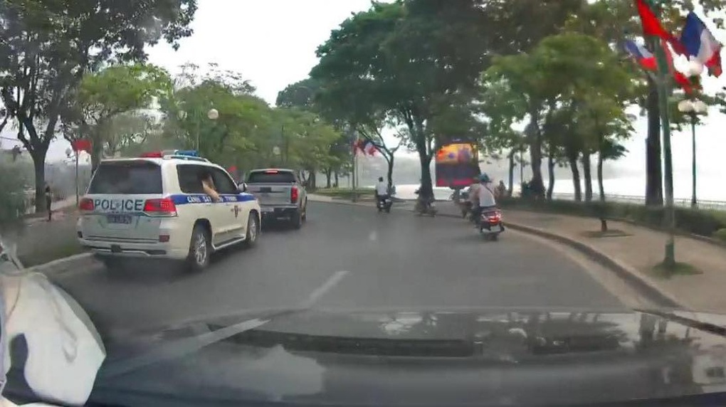 Tước bằng lái của tài xế ô tô bán tải vì phớt lờ tín hiệu xe ưu tiên - 1 Tước bằng lái của tài xế ô tô bán tải vì phớt lờ tín hiệu xe ưu tiên - 1