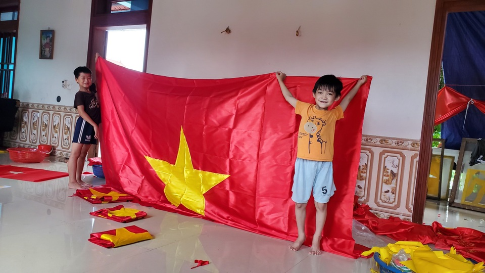 Làng nghề may cờ Tổ quốc nhộn nhịp trước ngày Quốc khánh - 2 Làng nghề may cờ Tổ quốc nhộn nhịp trước ngày Quốc khánh - 2