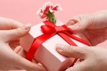 Phụ huynh khó xử khi cô giáo nhắc con tặng quà 20/10