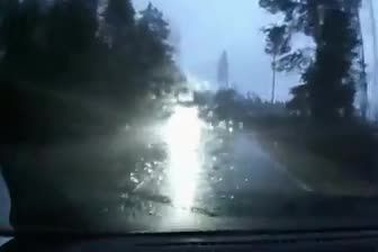 Dùng đèn pha chiếu xa không đúng cách gây nguy hiểm thế nào?