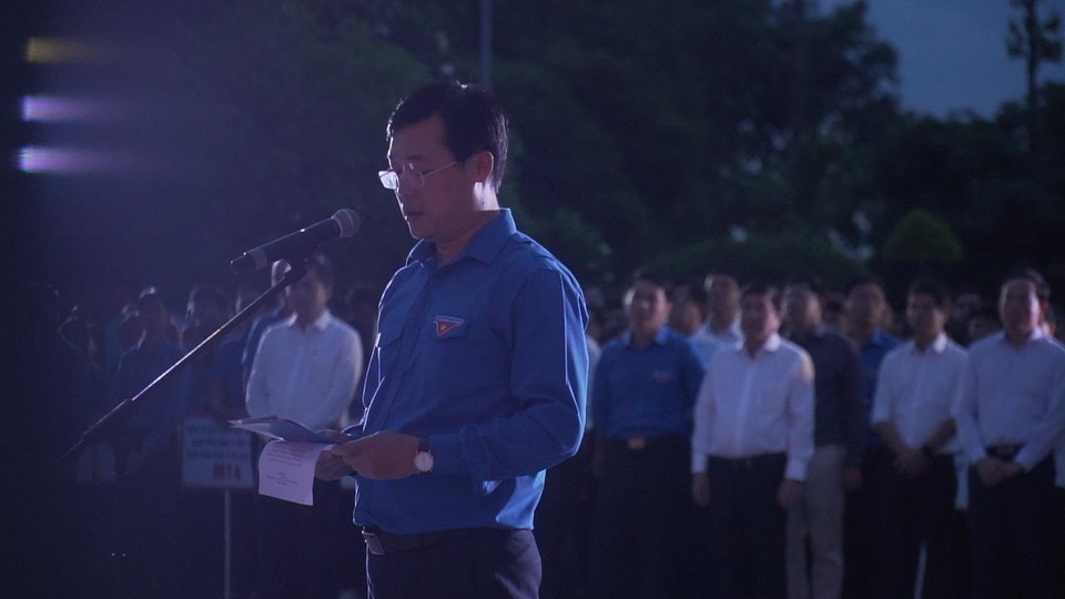Hàng ngàn ngọn nến thắp sáng nghĩa trang trong đêm tri ân liệt sĩ - 5 Hàng ngàn ngọn nến thắp sáng nghĩa trang trong đêm tri ân liệt sĩ - 5
