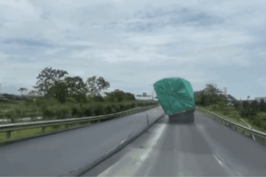 Xử phạt tài xế xe tải chở hàng bị nghiêng ngả trên cao tốc