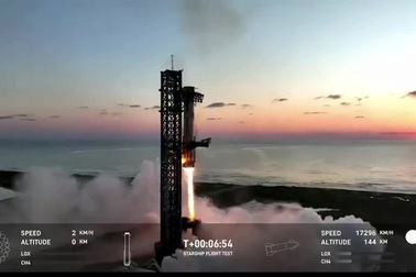 "Tòa nhà 30 tầng" được SpaceX thu hồi bằng cánh tay robot