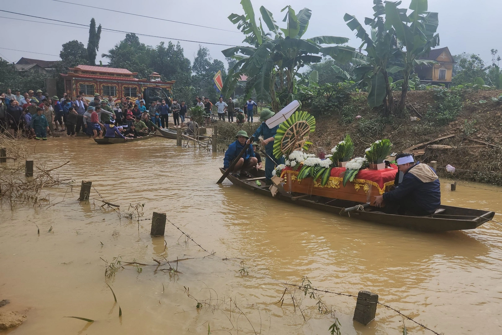 Xót xa đám tang vùng lũ, dùng thuyền chở quan tài đi an táng - 1