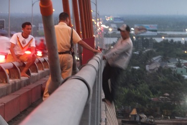 Cảnh sát khống chế nam thanh niên dọa nhảy cầu Rạch Miễu tự tử