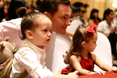 Cặp song sinh đáng yêu nhà Hồng Nhung “hút hồn” báo giới