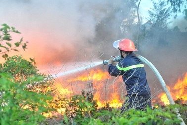 Núi phế thải bốc hỏa, khói bao trùm một vùng rộng lớn