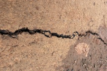 Đất nứt toác sau 2 tiếng nổ lớn: Vết nứt ngày càng lan rộng