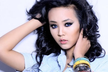 Người mẫu tuổi teen nghĩ suy “đơn li dị” của bé lớp 1