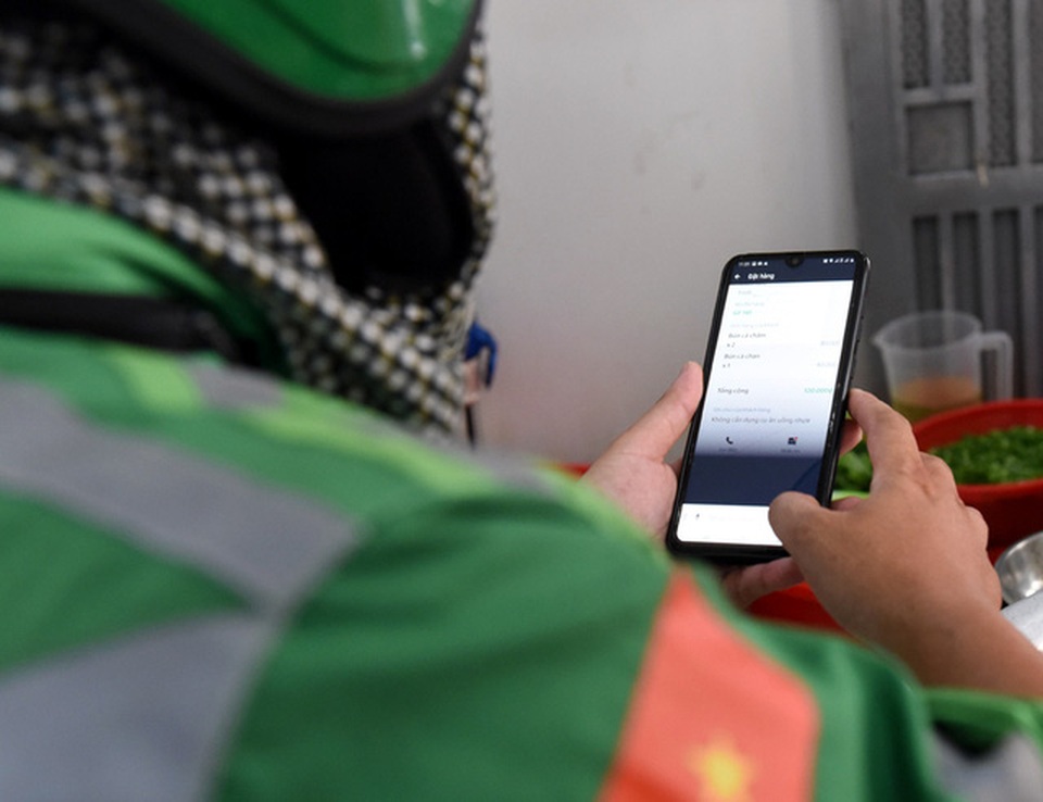 Hà Nội nắng nóng nhất từ đầu hè, shipper xếp hàng dài mua đồ ăn cho khách - 7 Hà Nội nắng nóng nhất từ đầu hè, shipper xếp hàng dài mua đồ ăn cho khách - 7