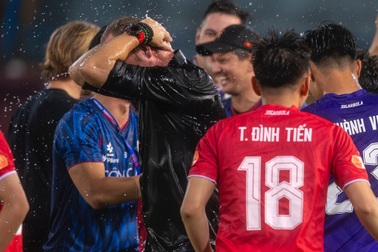 Văn Hậu dội nước HLV Polking trong ngày CLB Công an Hà Nội vô địch V-League