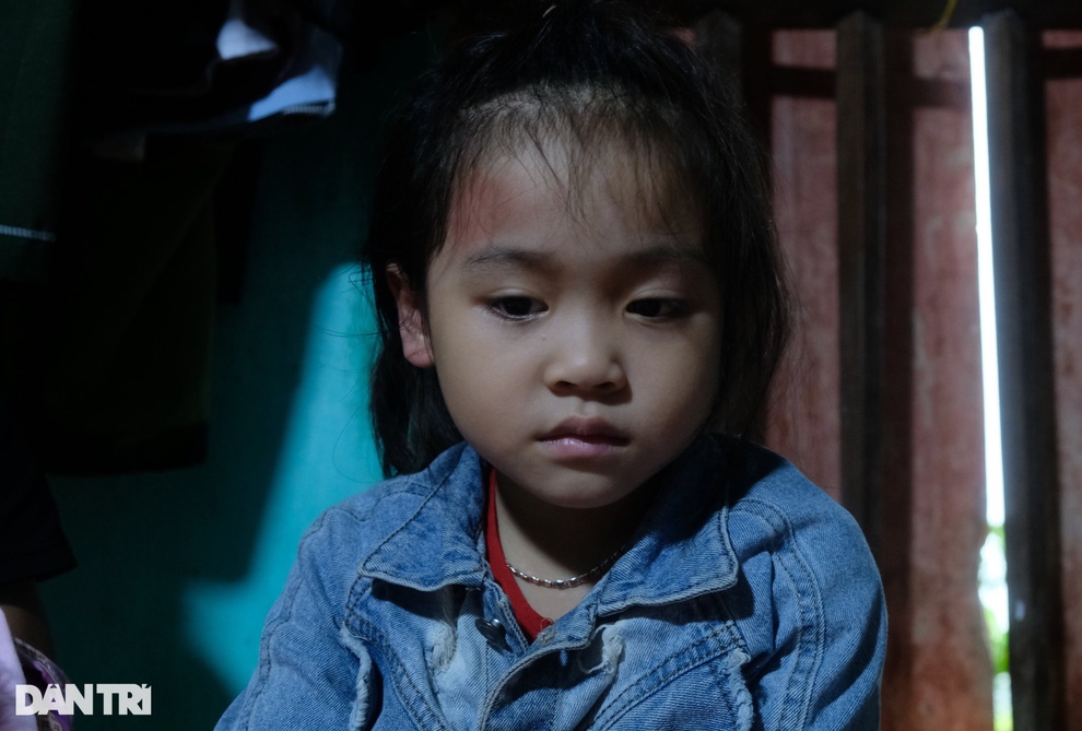 Đau nhói lòng cảnh người đàn ông, tay ôm tro cốt vợ, tay bồng con thơ - 5
