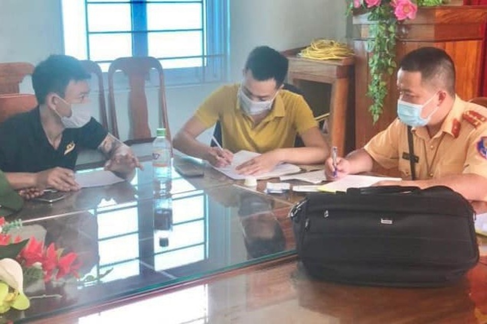 Lái xe đầu kéo vi phạm tốc độ, test nhanh dương tính với ma túy - 1 Lái xe đầu kéo vi phạm tốc độ, test nhanh dương tính với ma túy - 1