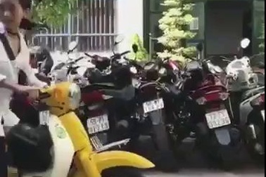 Vũ điệu lùi xe (Clip: Nguyễn Hồng Thiên Bảo)