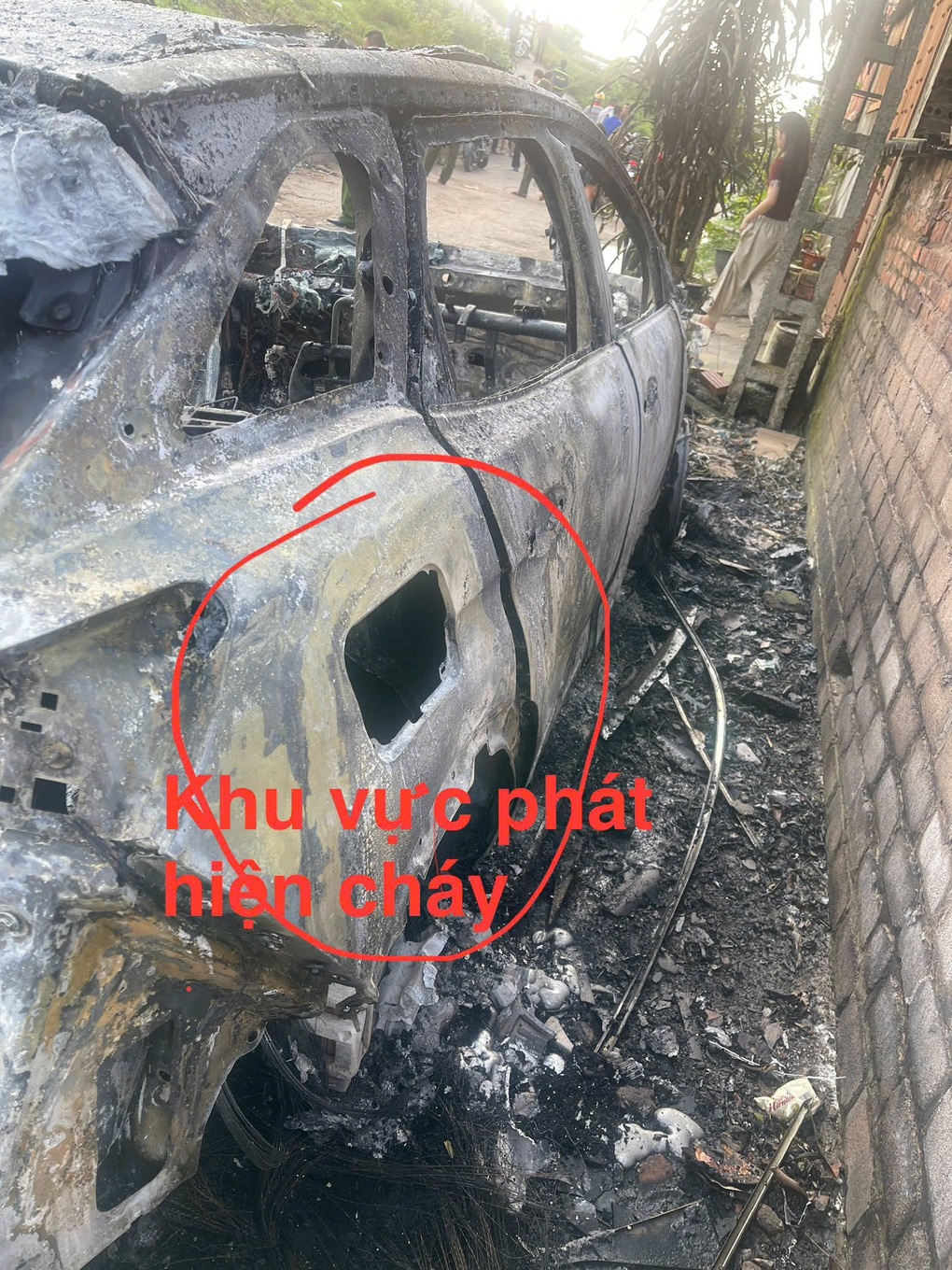 Peugeot 3008 cháy rụi, chủ xe bất lực nhìn tài sản “nổ như bom” - 2 Peugeot 3008 cháy rụi, chủ xe bất lực nhìn tài sản “nổ như bom” - 2