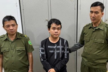 Đưa con đến trường, bố "tranh thủ" giật dây chuyền vàng của cháu bé lớp 1