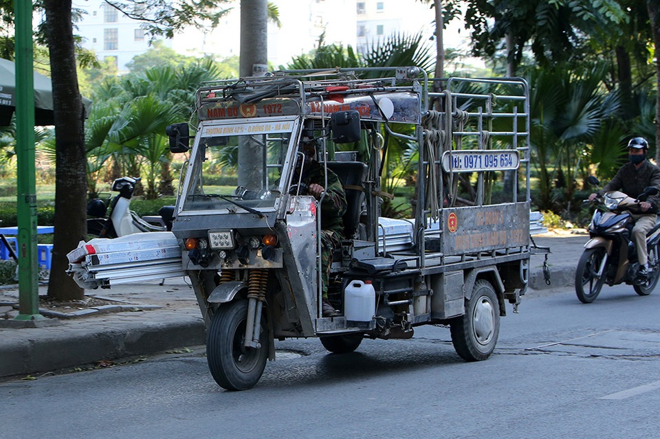 Xe ba bánh chở hàng cồng kềnh nghênh ngang trên đường phố - 13 Xe ba bánh chở hàng cồng kềnh nghênh ngang trên đường phố - 13