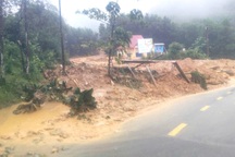 Lũ quét, sạt lở liên tiếp ở Đà Nẵng đánh sập hàng chục ngôi nhà